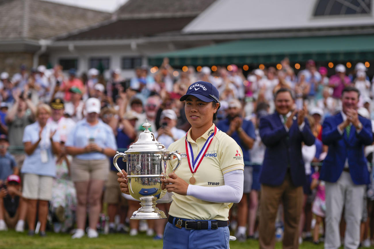 全米女子オープンを制し優勝トロフィーを持つ笹生優花（AP）