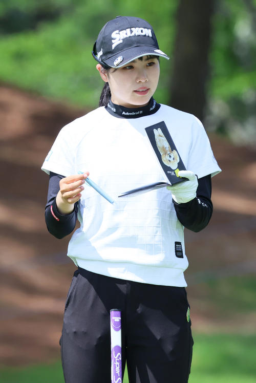 プロアマ戦で調整する尾関彩美悠（撮影・上山淳一）
