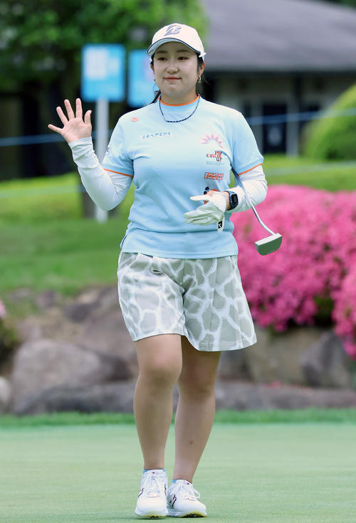 プロアマ戦で笑顔を見せる阿部未悠（撮影・上山淳一）
