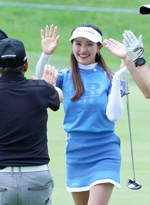 プロアマ戦で笑顔を見せる臼井麗香（撮影・上山淳一）