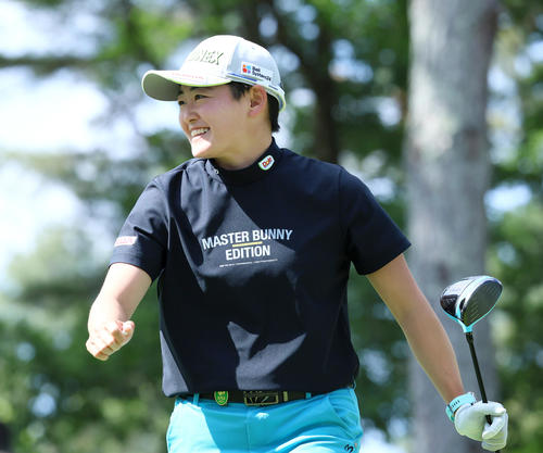 プロアマ戦で笑顔を見せる岩井明愛（撮影・上山淳一）