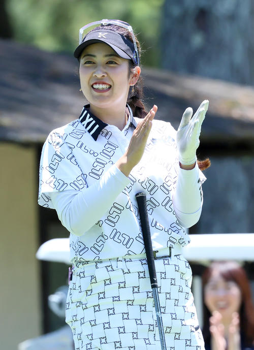 プロアマ戦で笑顔を見せる天本（撮影・上山淳一）