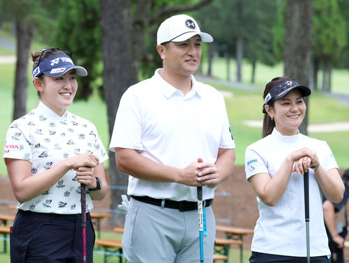 スタート前にフォトセッションする、左から岩井千怜、高橋由伸氏、宮里藍アンバサダー（撮影・上山淳一）