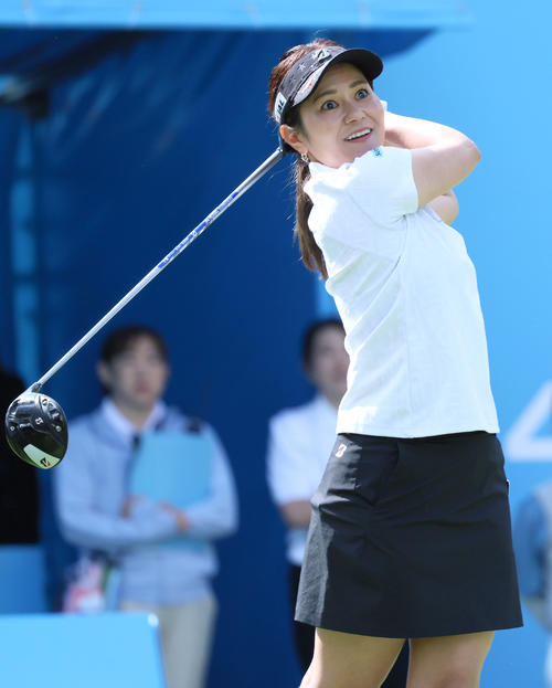 1番、宮里藍アンバサダーはティーショットを放つ（撮影・上山淳一）