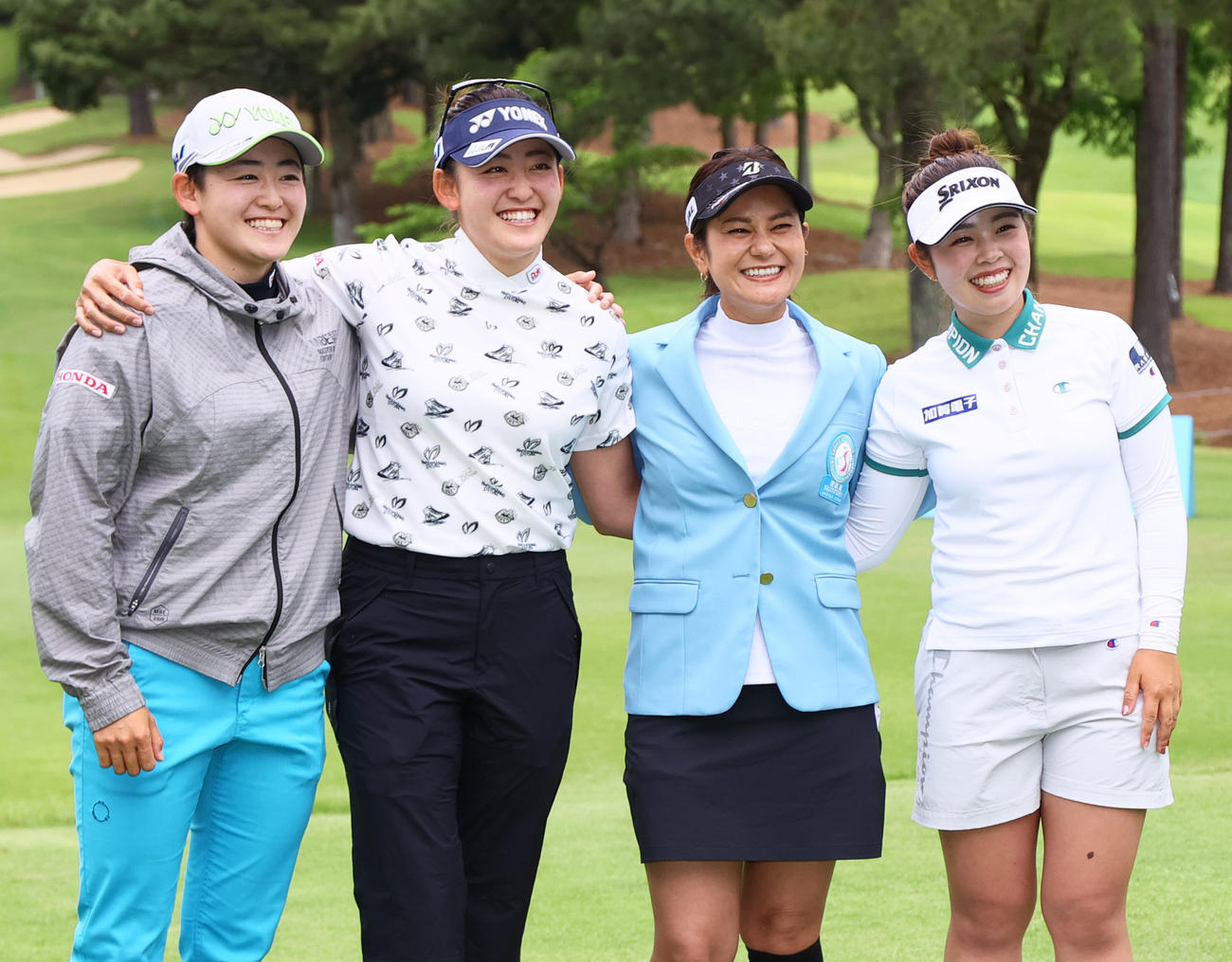 スタートセレモニーで写真に納まる、左から岩井明愛、岩井千怜、宮里藍アンバサダー、山下美夢有（撮影・上山淳一）