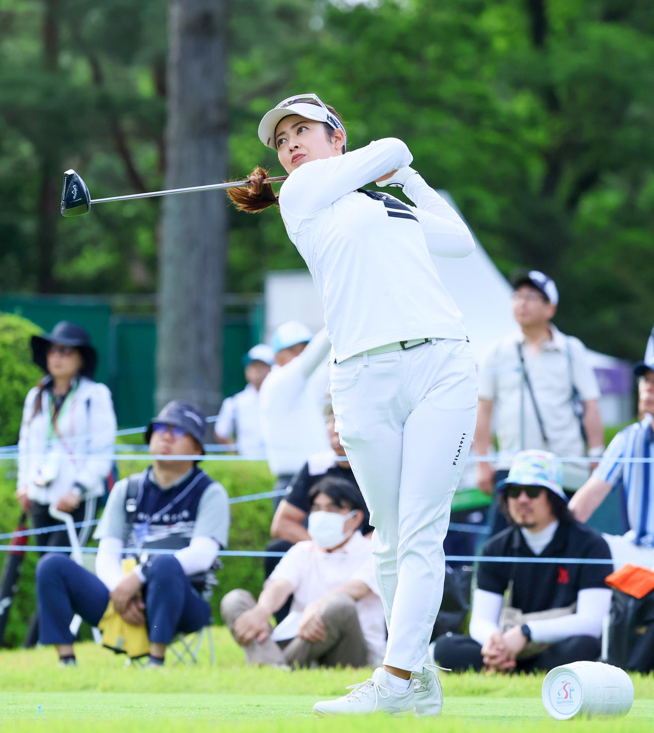 10番、天本ハルカはティーショットを放つ（撮影・上山淳一）