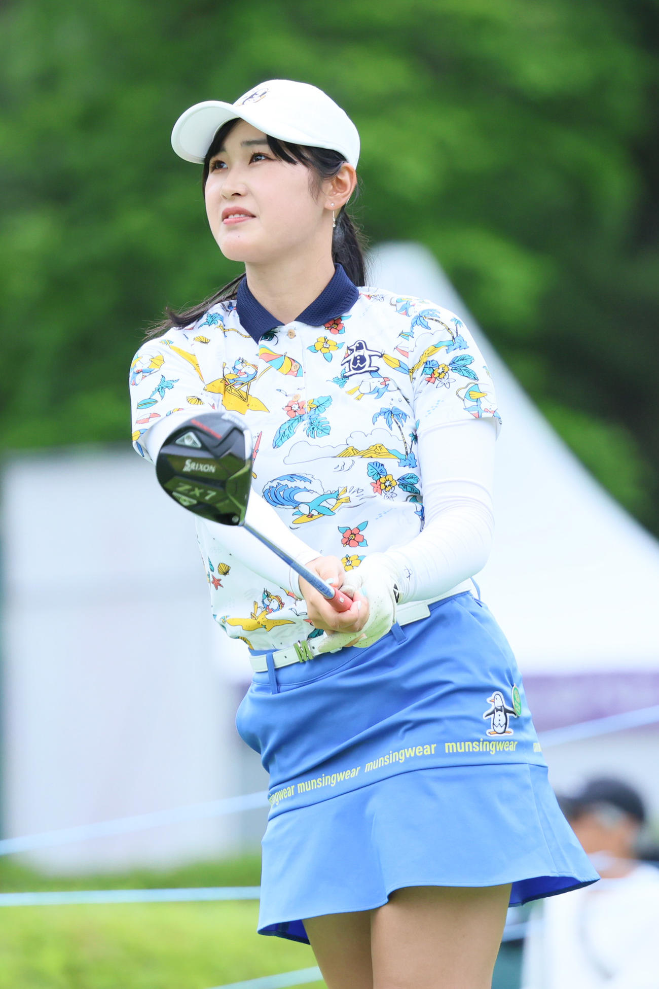 10番、吉沢柚月はティーショットを放つ（撮影・上山淳一）