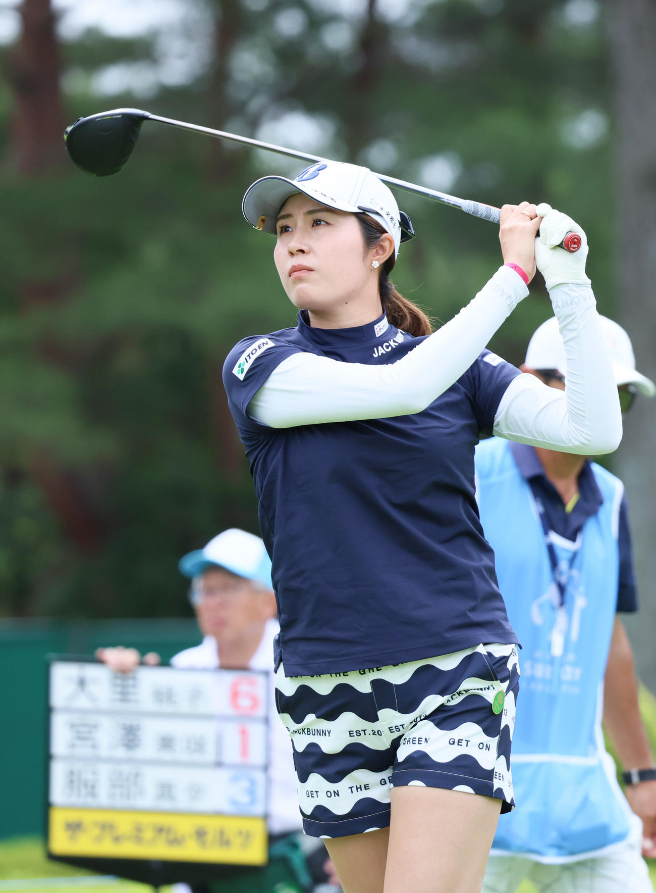 10番、大里桃子はティーショットを放つ（撮影・上山淳一）