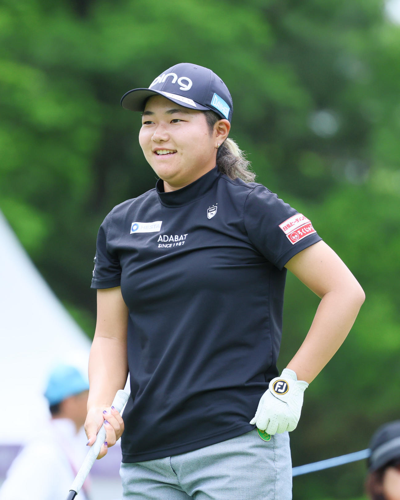 10番、宮沢美咲はティーショットを放ち笑顔を見せる（撮影・上山淳一）