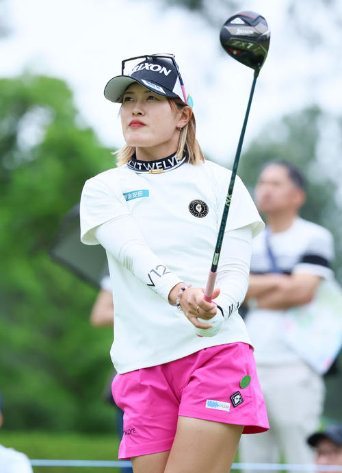 10番、小倉彩愛はティーショットを放つ（撮影・上山淳一）