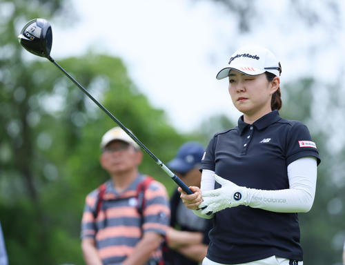 宮里藍サントリーレディス初日　10番、山内日菜子はティーショットを前にする（撮影・上山淳一）
