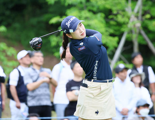 9番、小祝さくらはティーショットを放つ（撮影・上山淳一）
