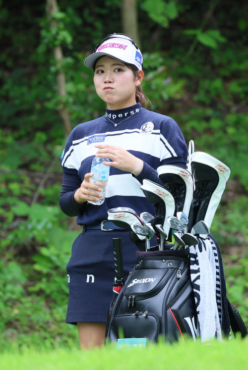 宮里藍サントリーレディス初日　8番、桜井は水分補給する（撮影・上山淳一）＝2024年5月24日、六甲国際ゴルフ倶楽部