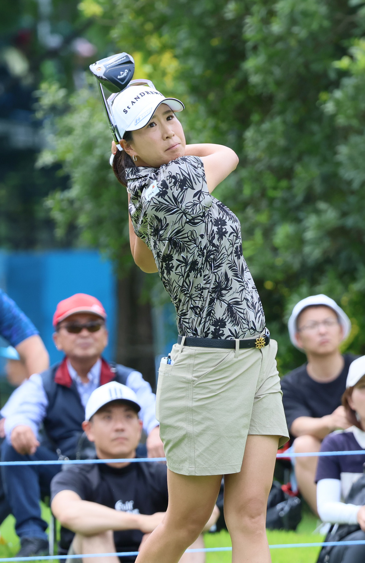 10番、木戸愛はティーショットを放つ（撮影・上山淳一）