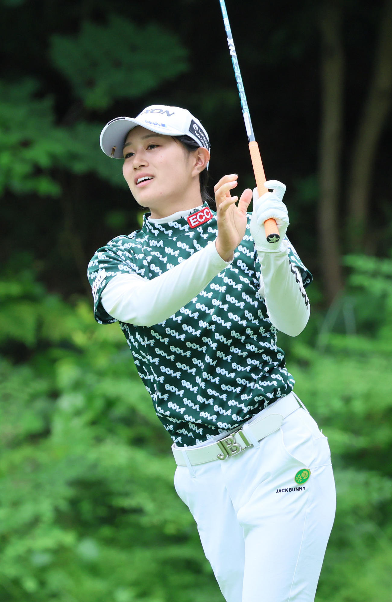 8番、中村心はティーショットを放つ（撮影・上山淳一）