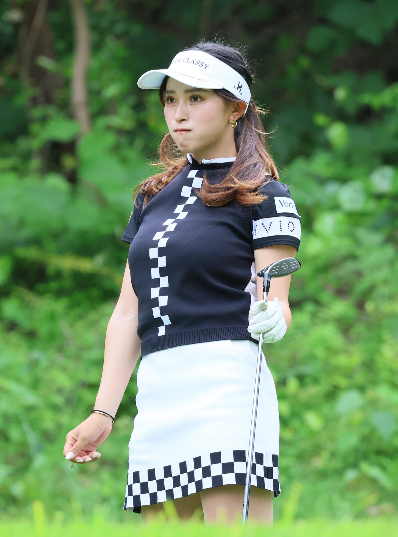 8番、臼井はティーショットを放ち打球を確認する（撮影・上山淳一）