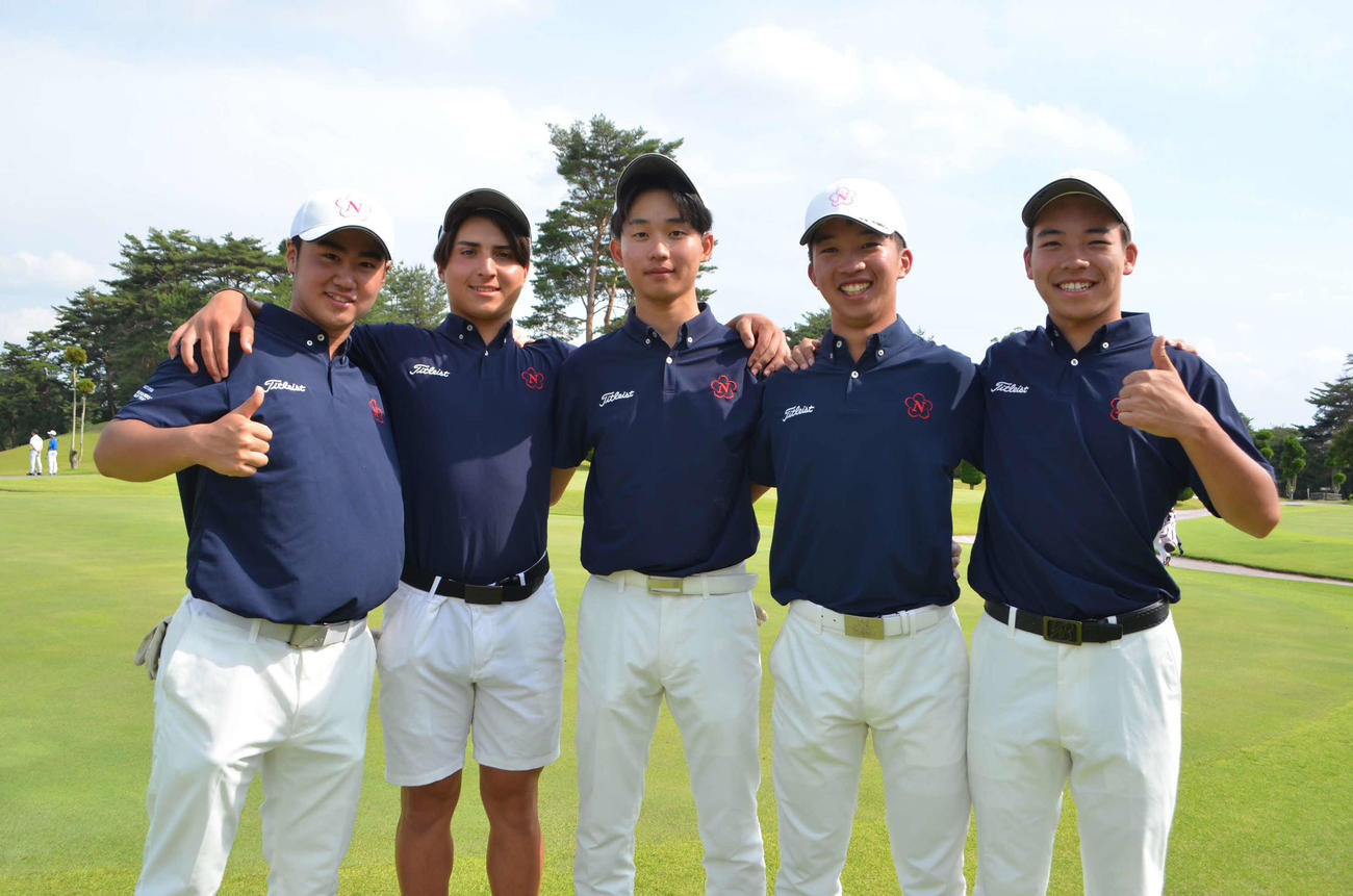 決勝第1日を2位で発進した目黒日大（左から中山怜音、宇田川理茶度、上村大和、竹花颯汰、木暮凌太）