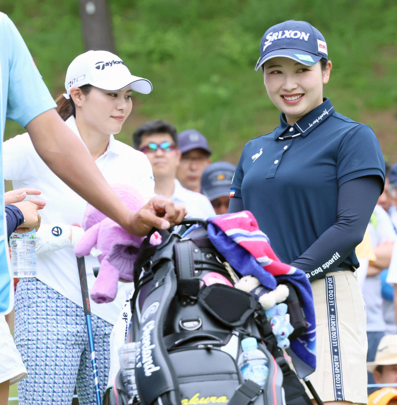 9番、リラックスした表情で順番を待つ小祝（右）と新垣（撮影・上山淳一）