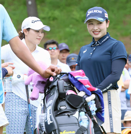 9番、リラックスした表情で順番を待つ小祝（右）と新垣（撮影・上山淳一）
