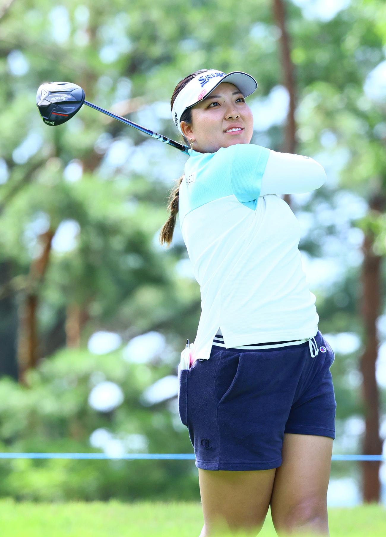 2番、仁井はティーショットを放つ（撮影・上山淳一）