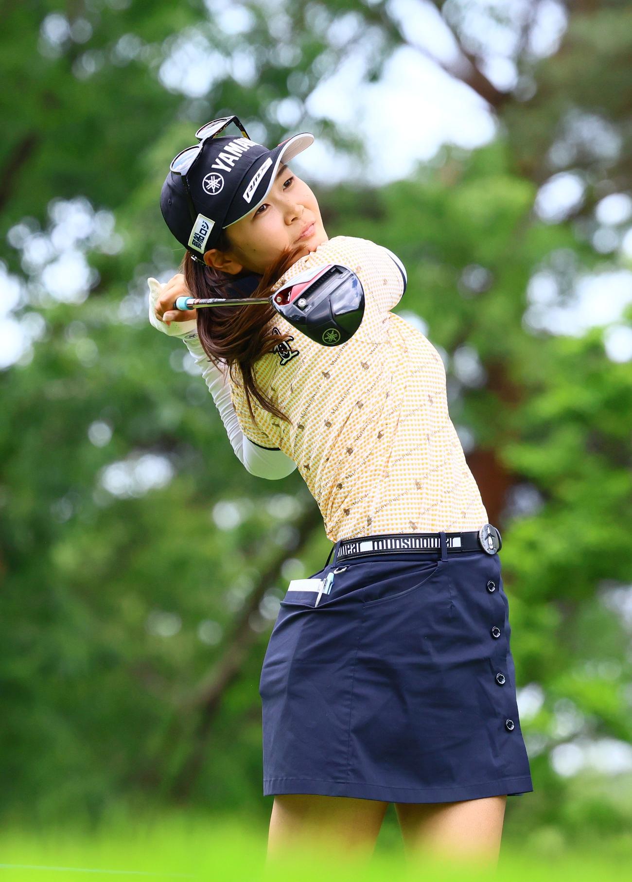 2番、神谷はティーショットを放つ（撮影・上山淳一）