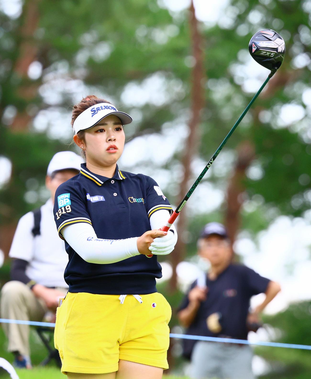 2番、山下はティーショットを前にする（撮影・上山淳一）