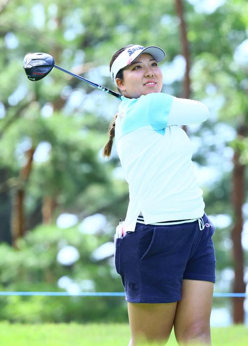 2番、仁井はティーショットを放つ（撮影・上山淳一）