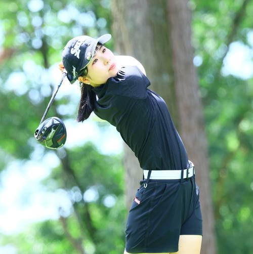 2番、尾関はティーショットを放つ（撮影・上山淳一）