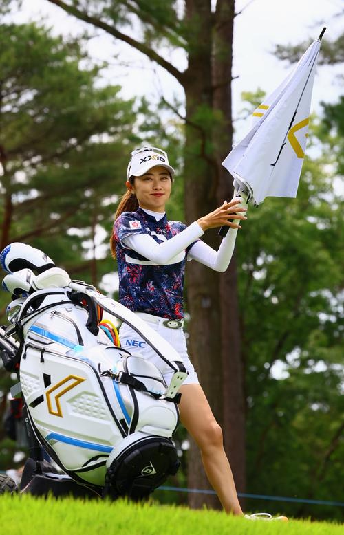 2番、安田は笑顔でセカンド地点へ向かう（撮影・上山淳一）
