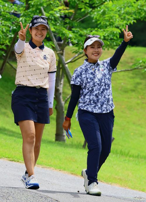 リラックスした表情で移動する青木（右）と神谷（撮影・上山淳一）
