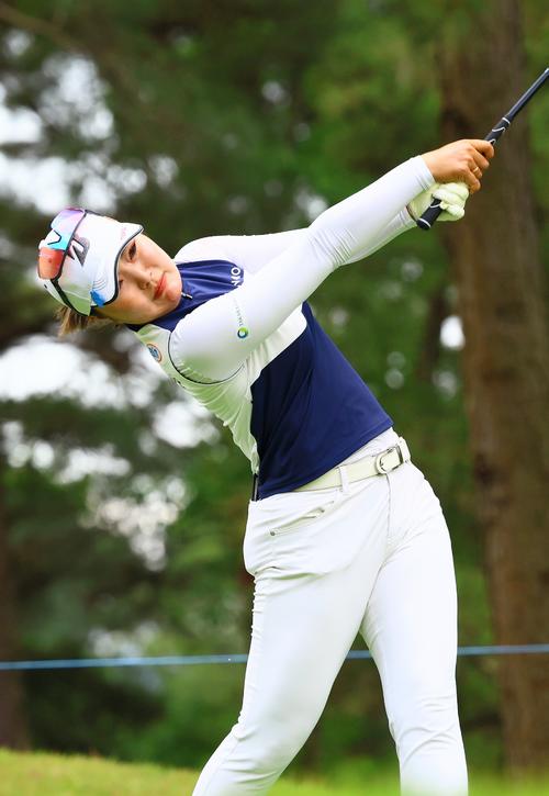 2番、高橋はティーショットを放つ（撮影・上山淳一）