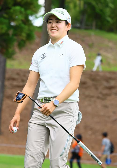 1番、岩井明はバーディーを奪い笑顔を見せる（撮影・上山淳一）