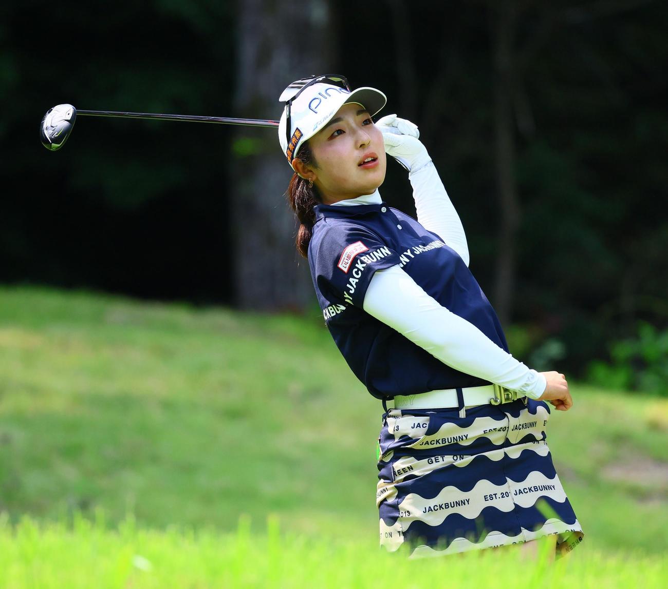 8番、佐久間はティーショットを放つ（撮影・上山淳一）