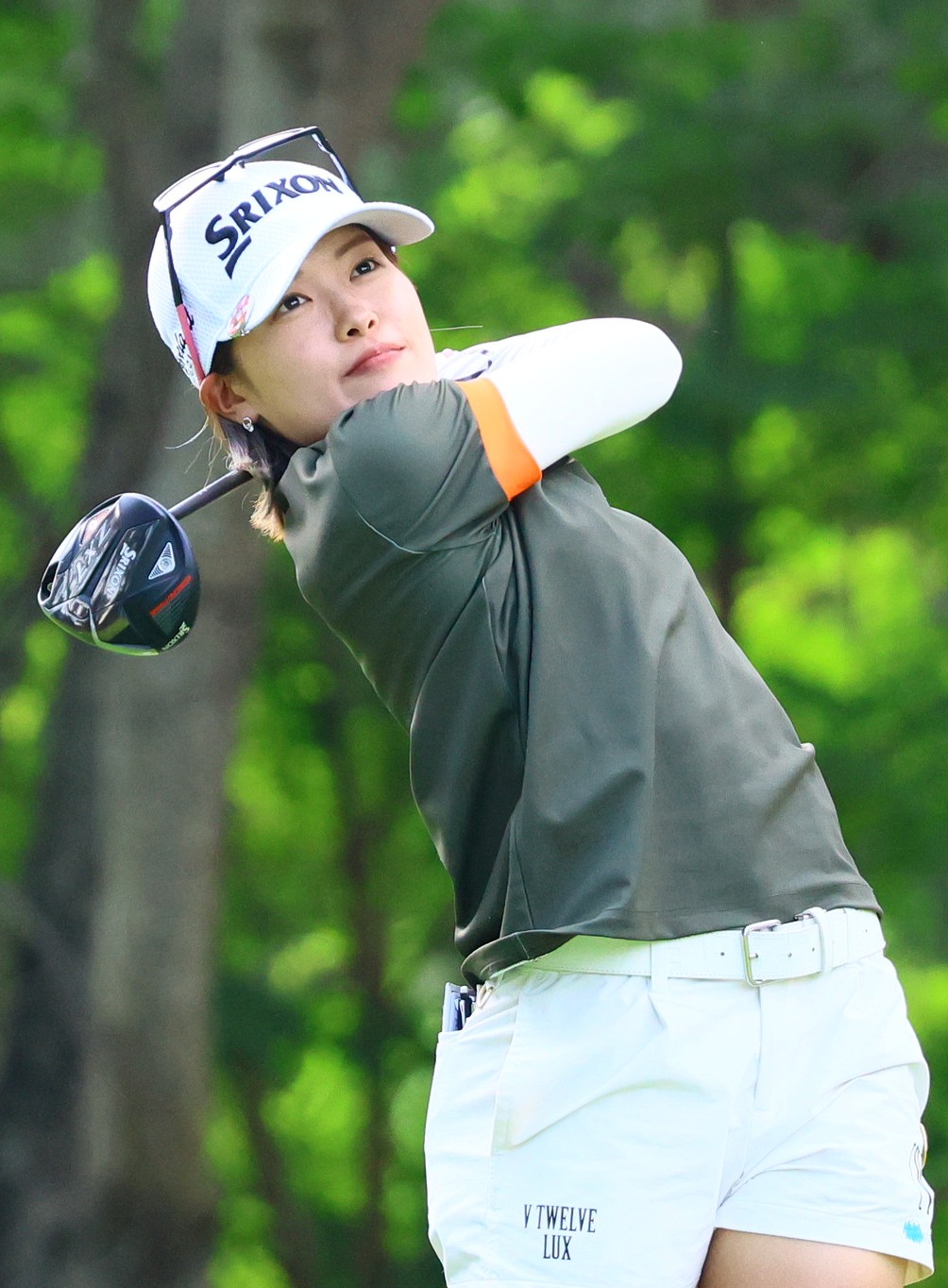4番、小倉はティーショットを放つ（撮影・上山淳一）
