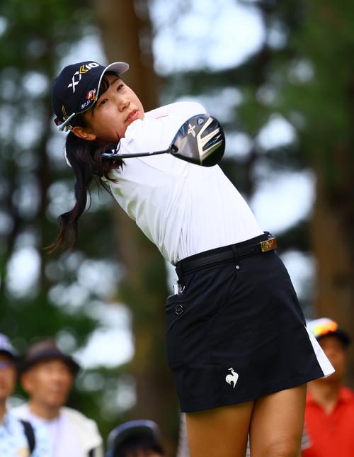 5番、菅沼はティーショットを放つ（撮影・上山淳一）