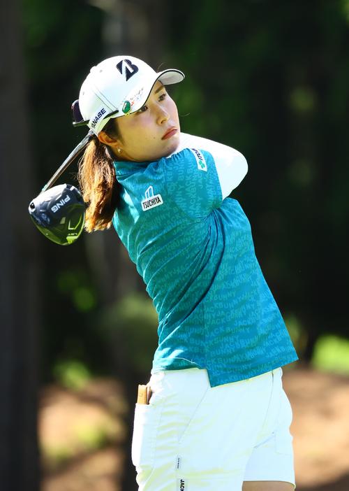 4番、大里はティーショットを放つ（撮影・上山淳一）