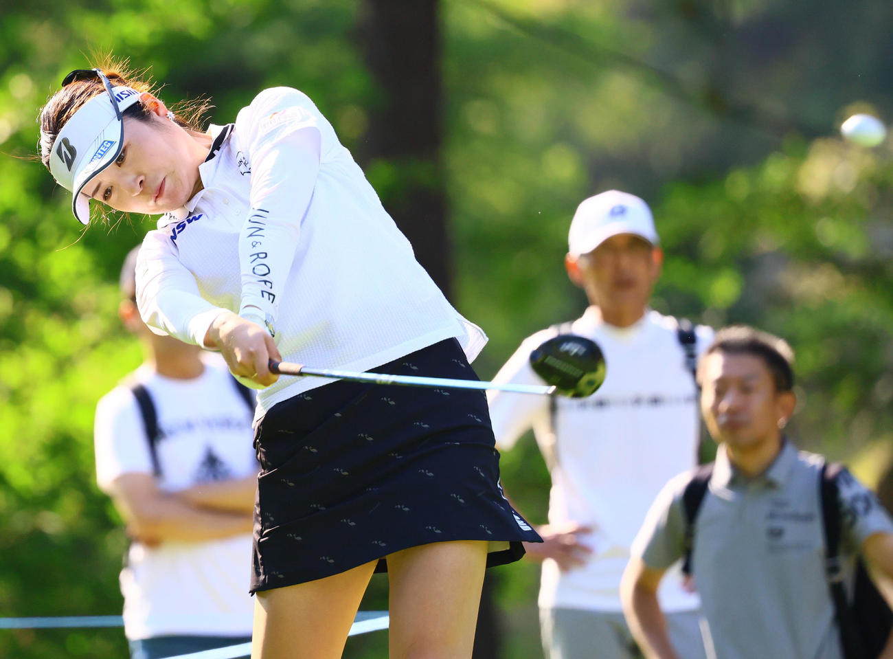 4番、三ヶ島はティーショットを放つ（撮影・上山淳一）