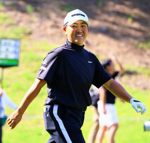 4番、工藤はティーショットを放ちセカンド地点へ向かう（撮影・上山淳一）