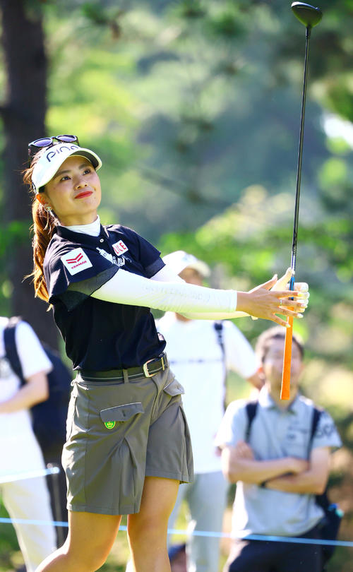 4番、藤田かはティーショットを放つ（撮影・上山淳一）