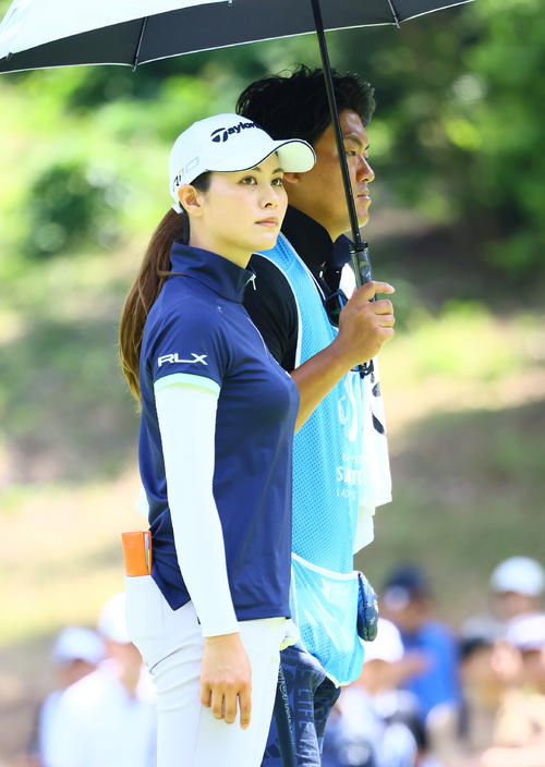 5番、新垣は同組の選手のプレーを見つめる（撮影・上山淳一）