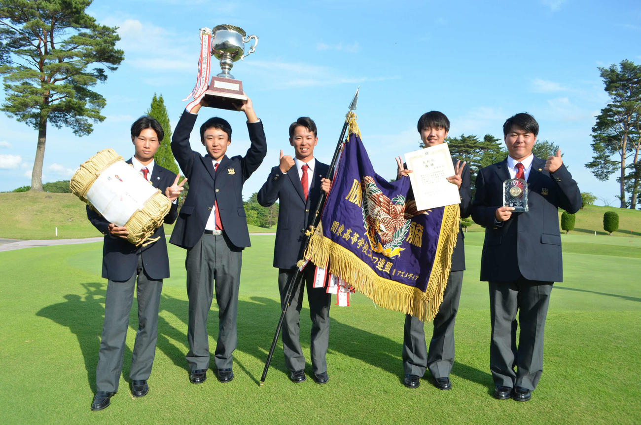 関東団体男子優勝の佐野日大（左から橋本圭市、佐藤ミラー、井上笑慈、高木暢仁、武井大也）
