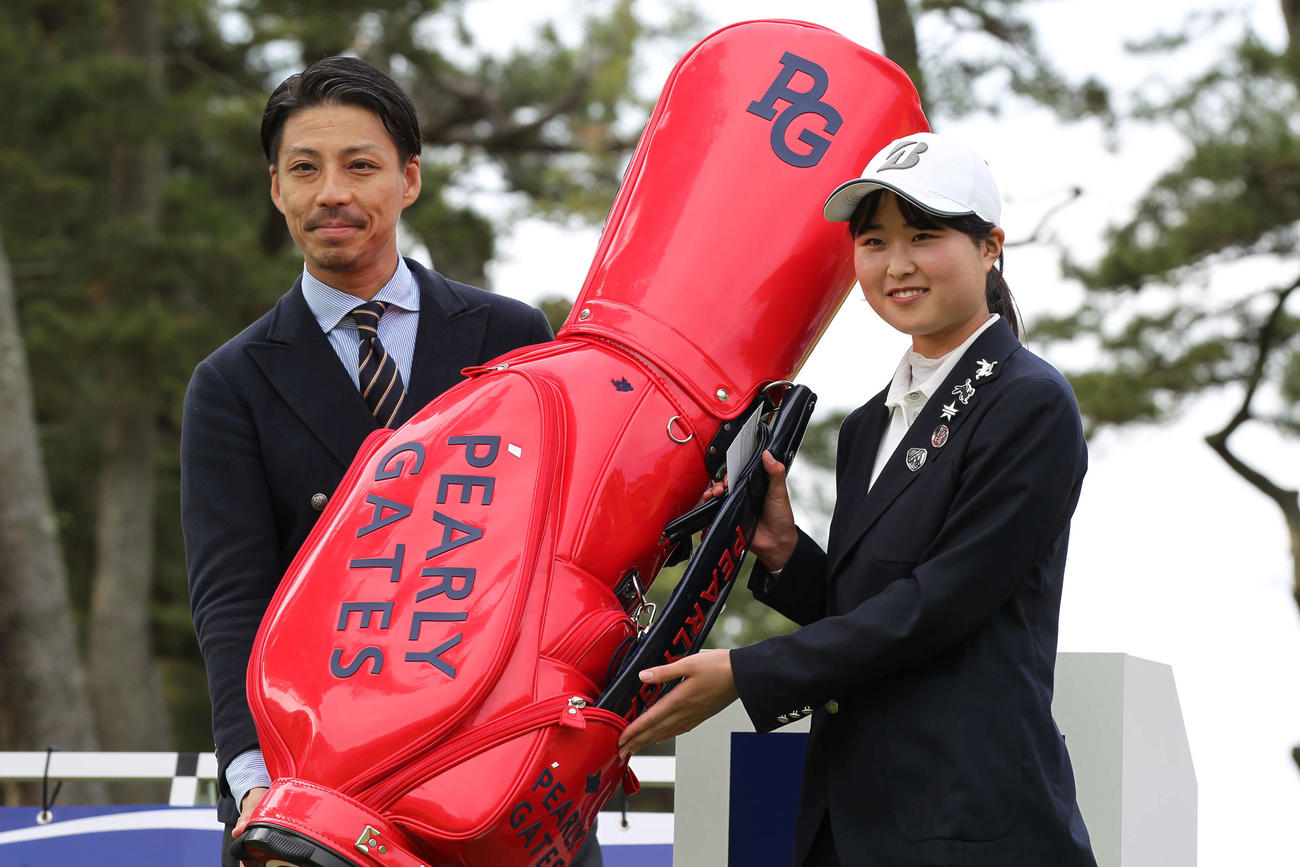 藤井かすみステップジャンプツアー、大洗チャレンジカップで優勝した北川紗玖楽。右は株式会社TSIの岡田浩治パーリーゲイツセクション長（撮影・沢田啓太郎）