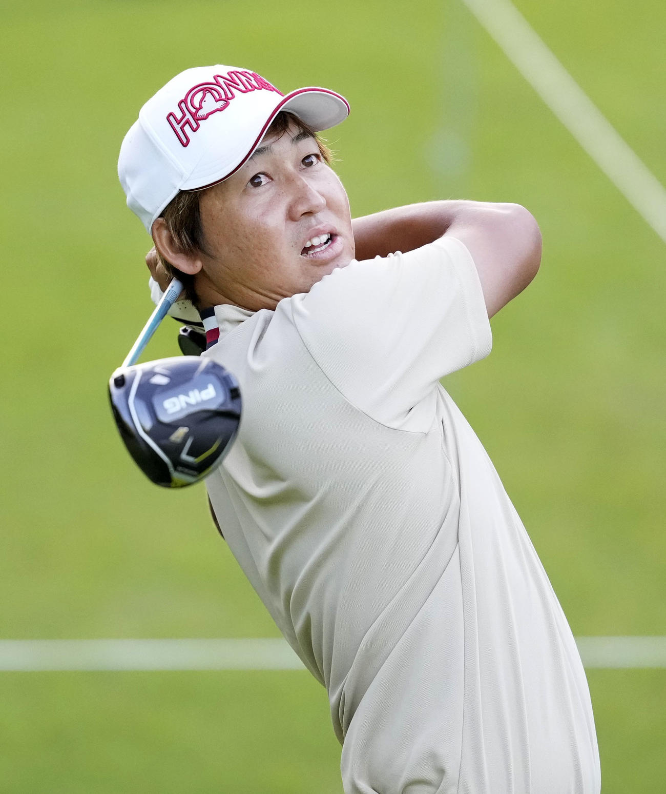 第2日、18番でティーショットを放つ加藤俊英（共同）