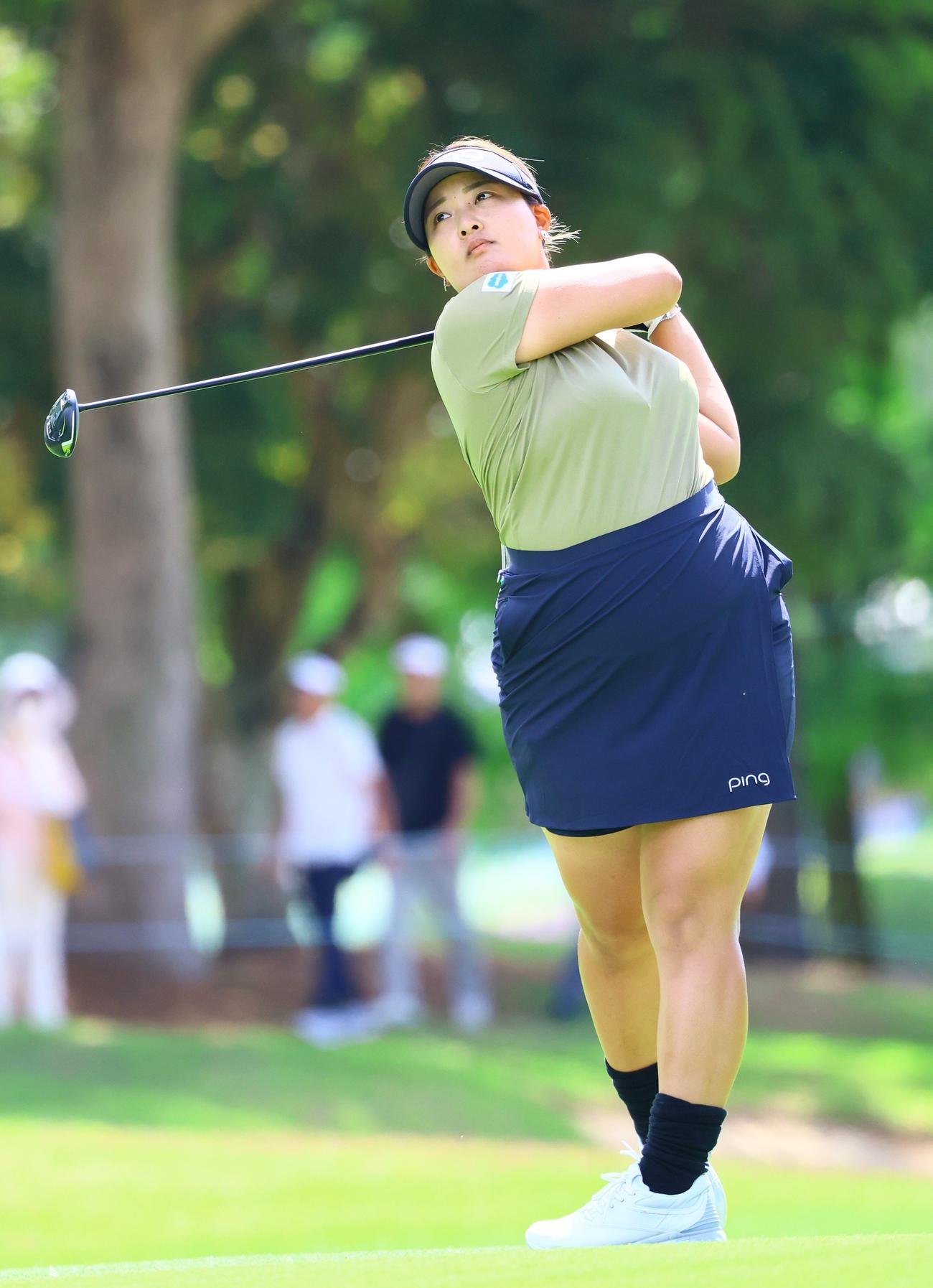 1番、鈴木はセカンドショットを放つ（撮影・上山淳一）