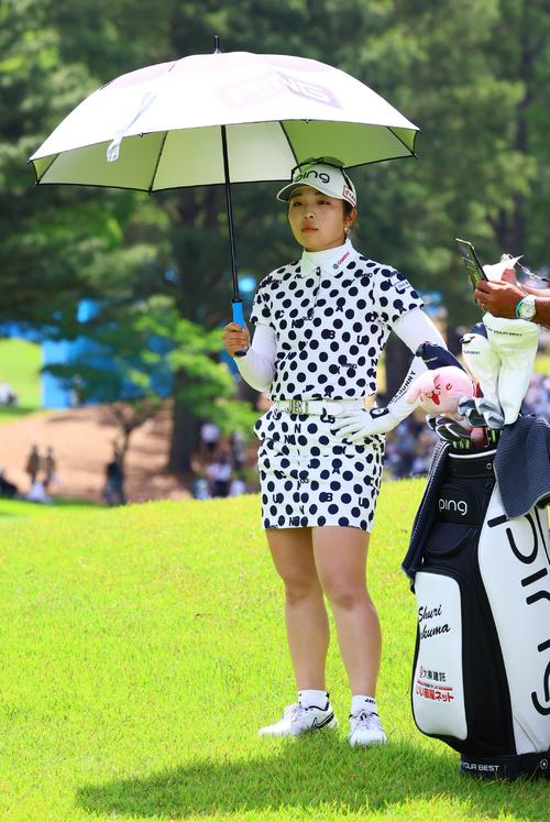 1番、セカンドショットを前に順番を待つ佐久間(撮影・上山淳一)