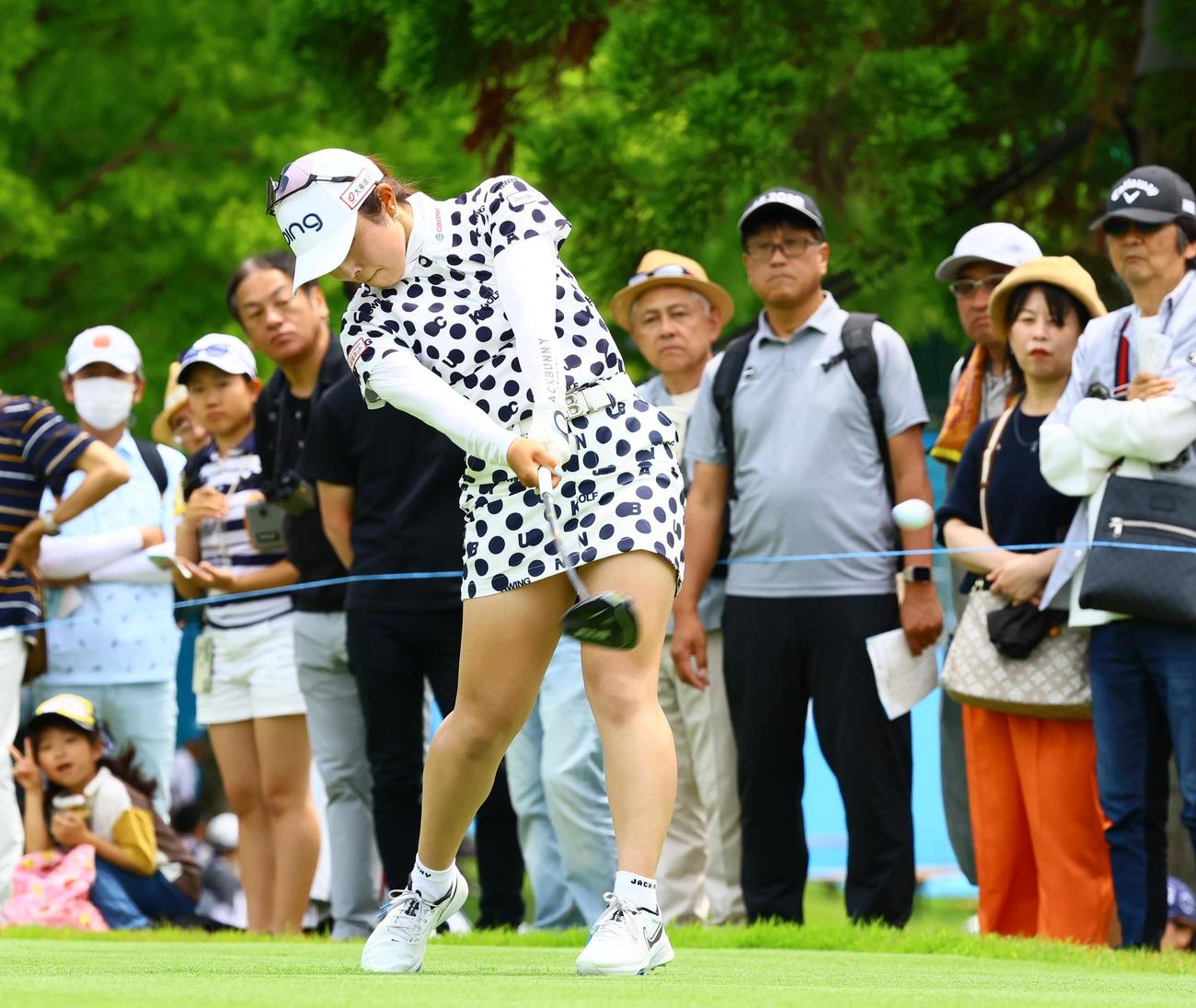 13番、佐久間はティーショットを放つ（撮影・上山淳一）