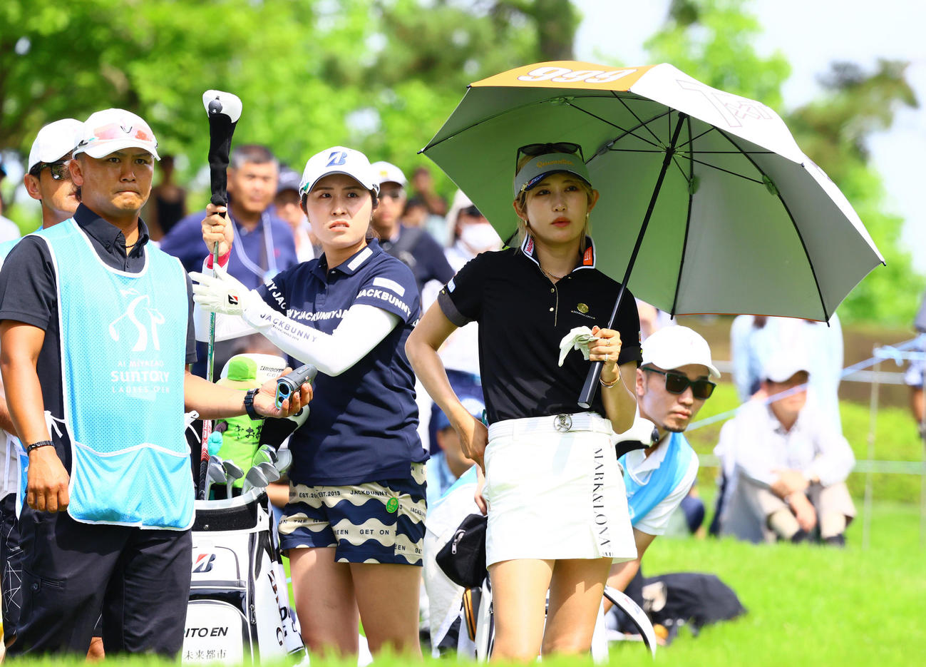 16番、ティーショット前に順番を待つ金田（右）と大里（撮影・上山淳一）