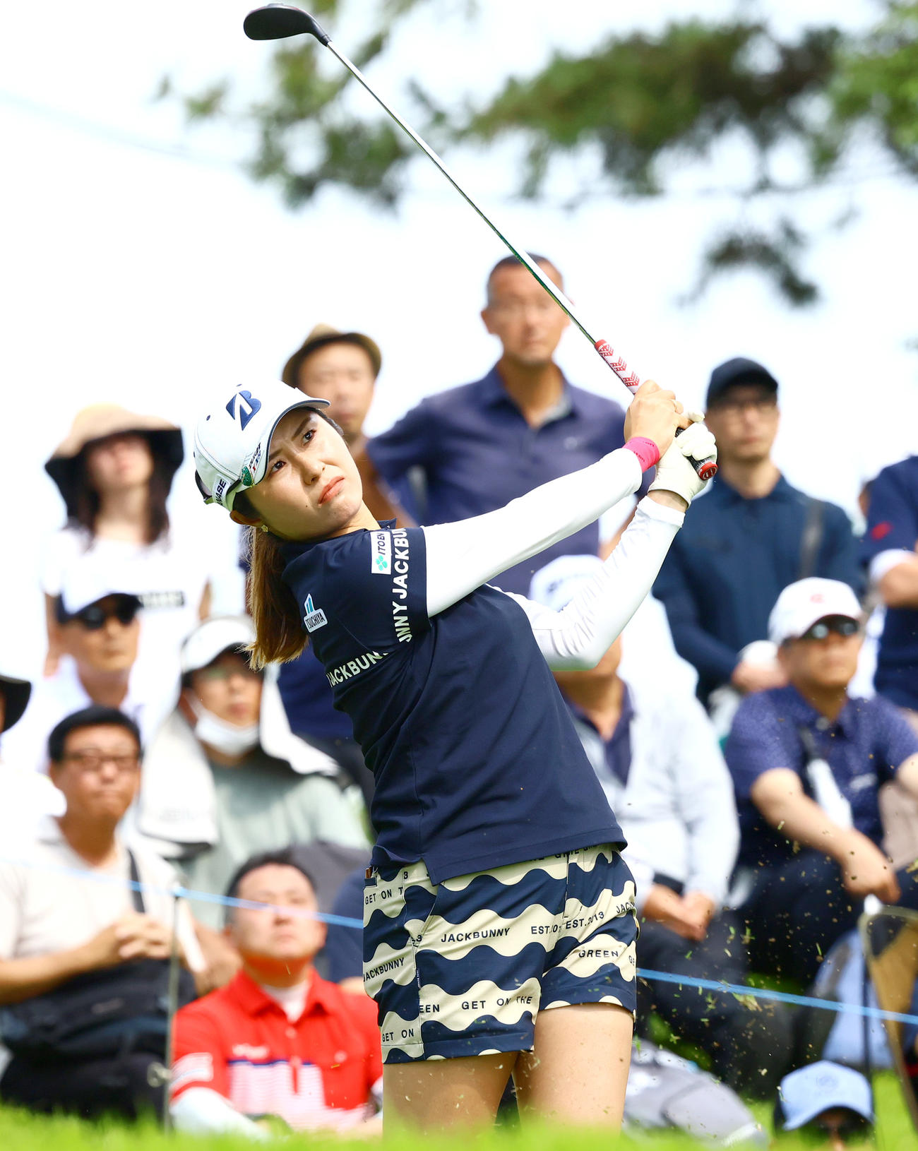 16番、大里はティーショットを放つ（撮影・上山淳一）