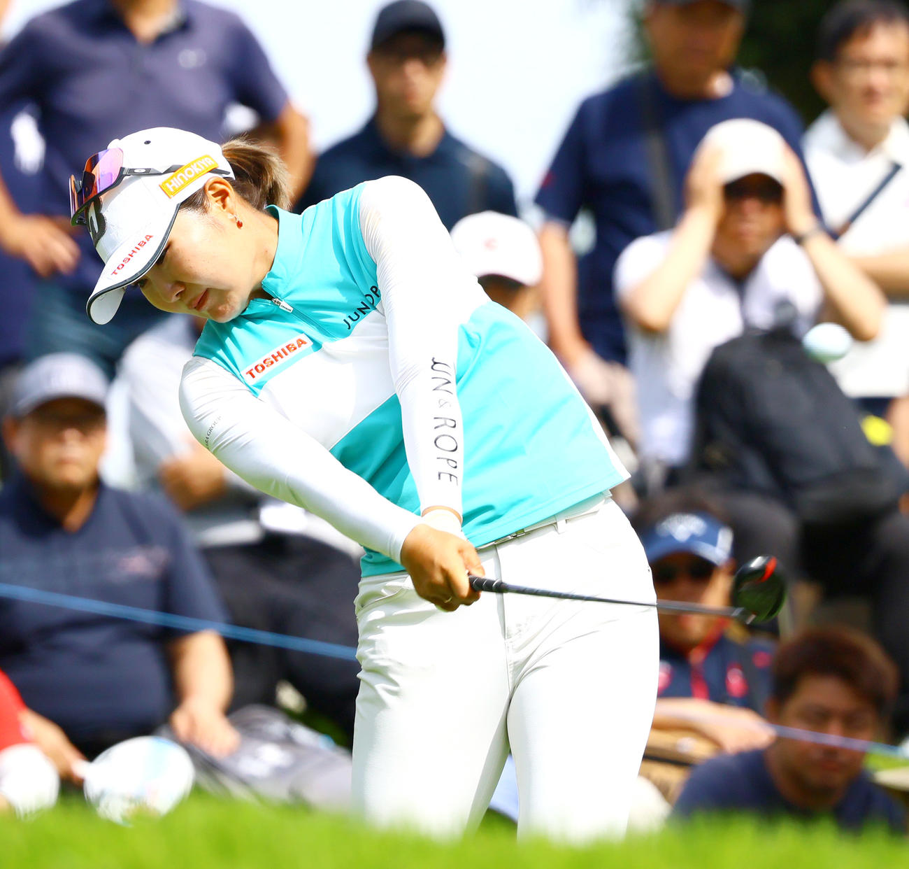 16番、高橋はティーショットを放つ（撮影・上山淳一）