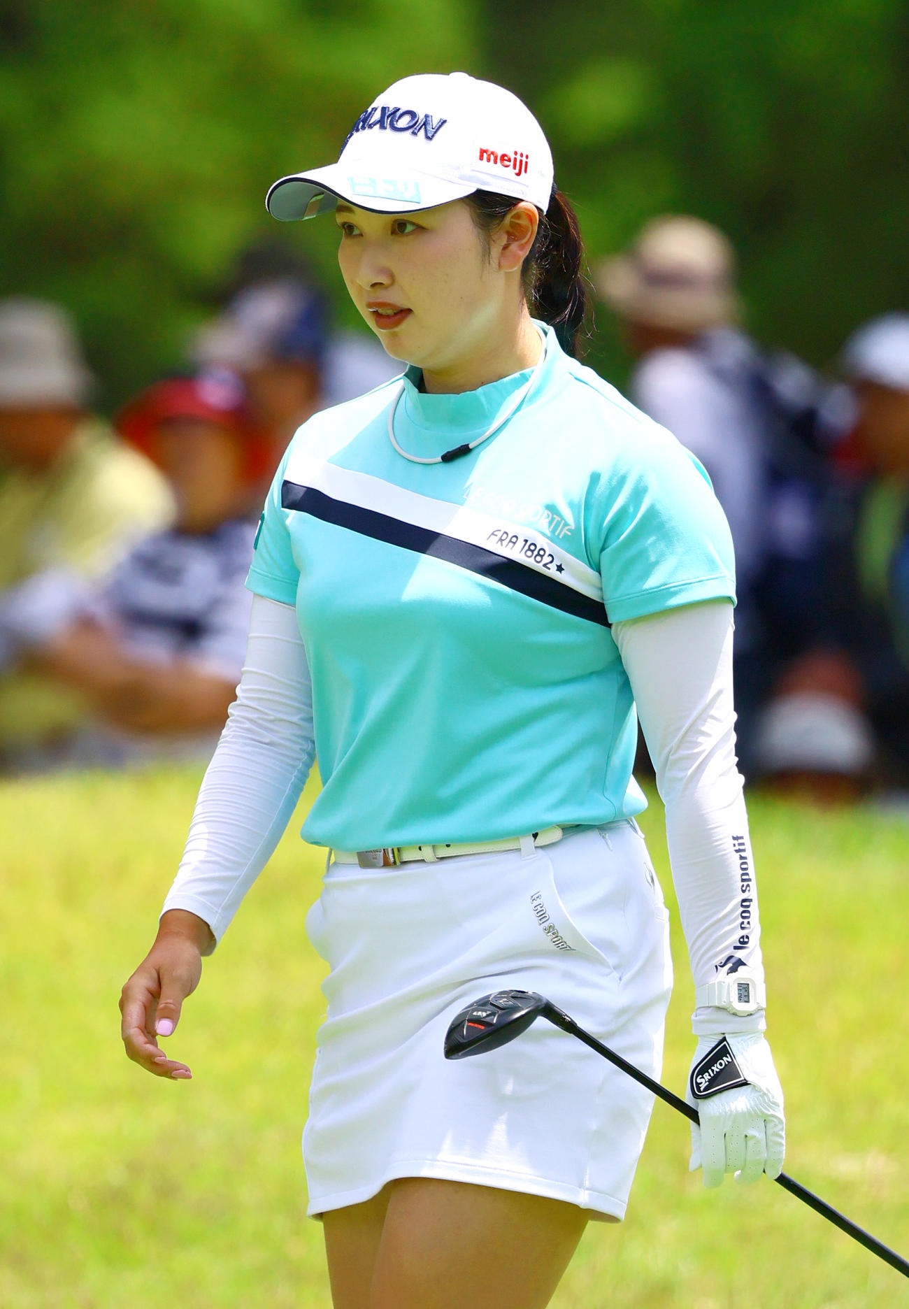 1番、小祝はセカンドショットを放ち移動する（撮影・上山淳一）